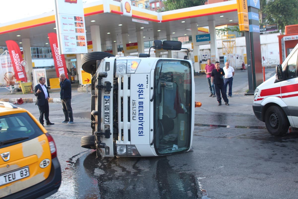 Beyoğlu’da temizlik kamyonu devrildi: 2 işçi yaralandı