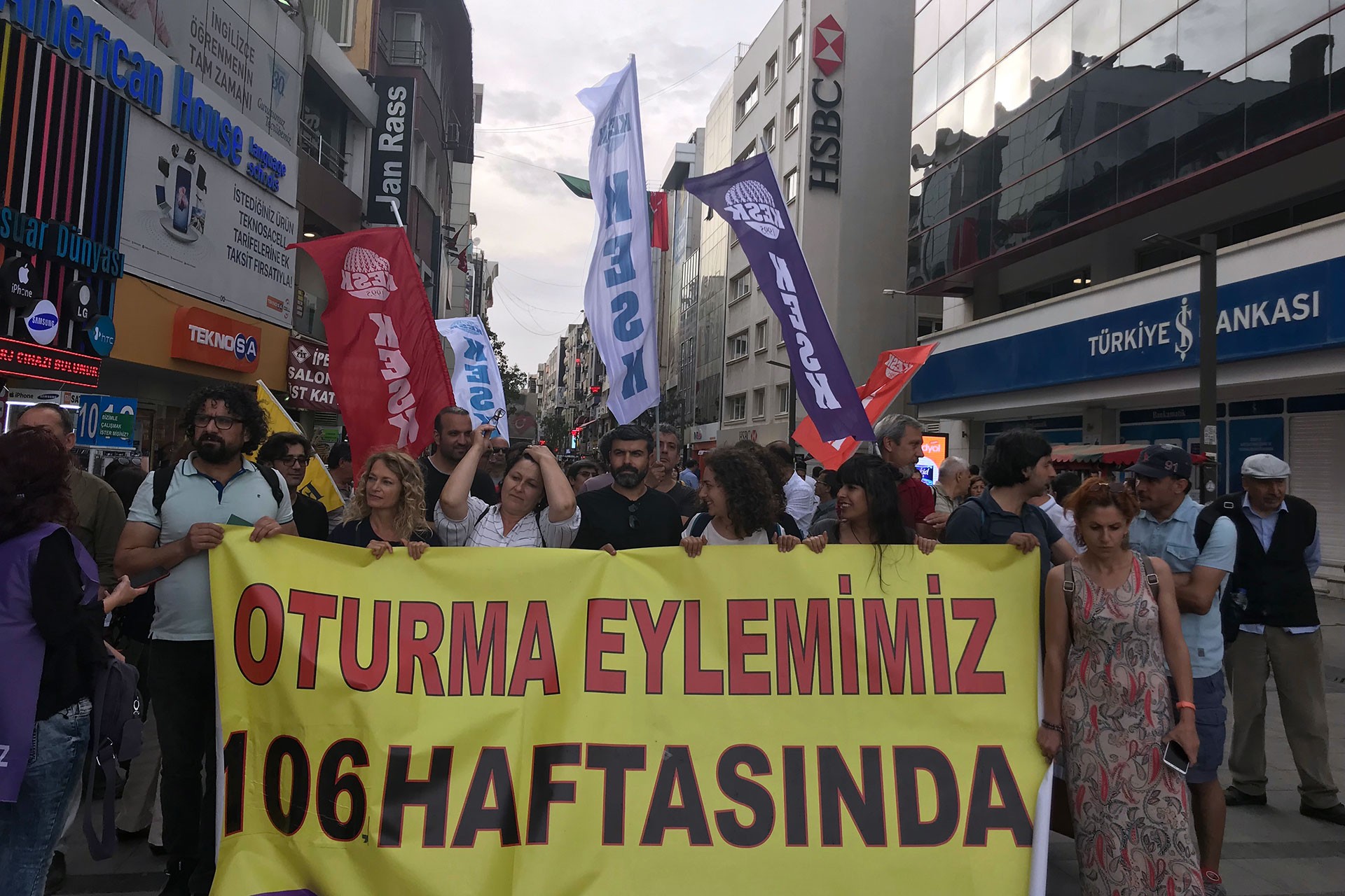 İzmir'de KHK ile ihraç edilen kamu emekçileri haklarını talep etti