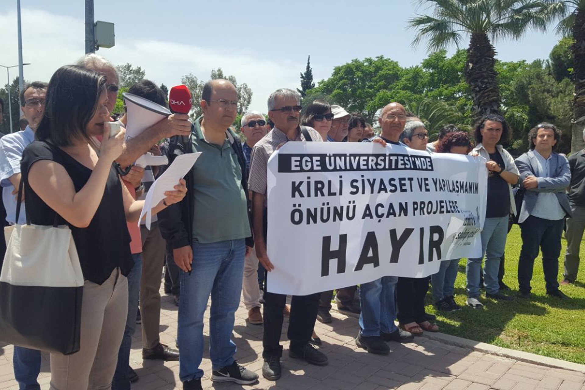 Ege Üniversitesi kampüsüne Millet Bahçesi yapılmak istenmesi protesto edildi.