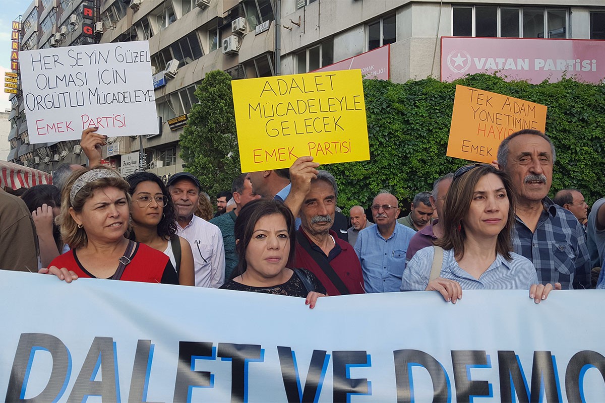 YSK’nin İstanbul seçimlerinin iptali kararına karşı İzmir’de emek ve demokrasi güçlerinin başlattığı Adalet ve Demokrasi Nöbeti bu hafta da sürdü 