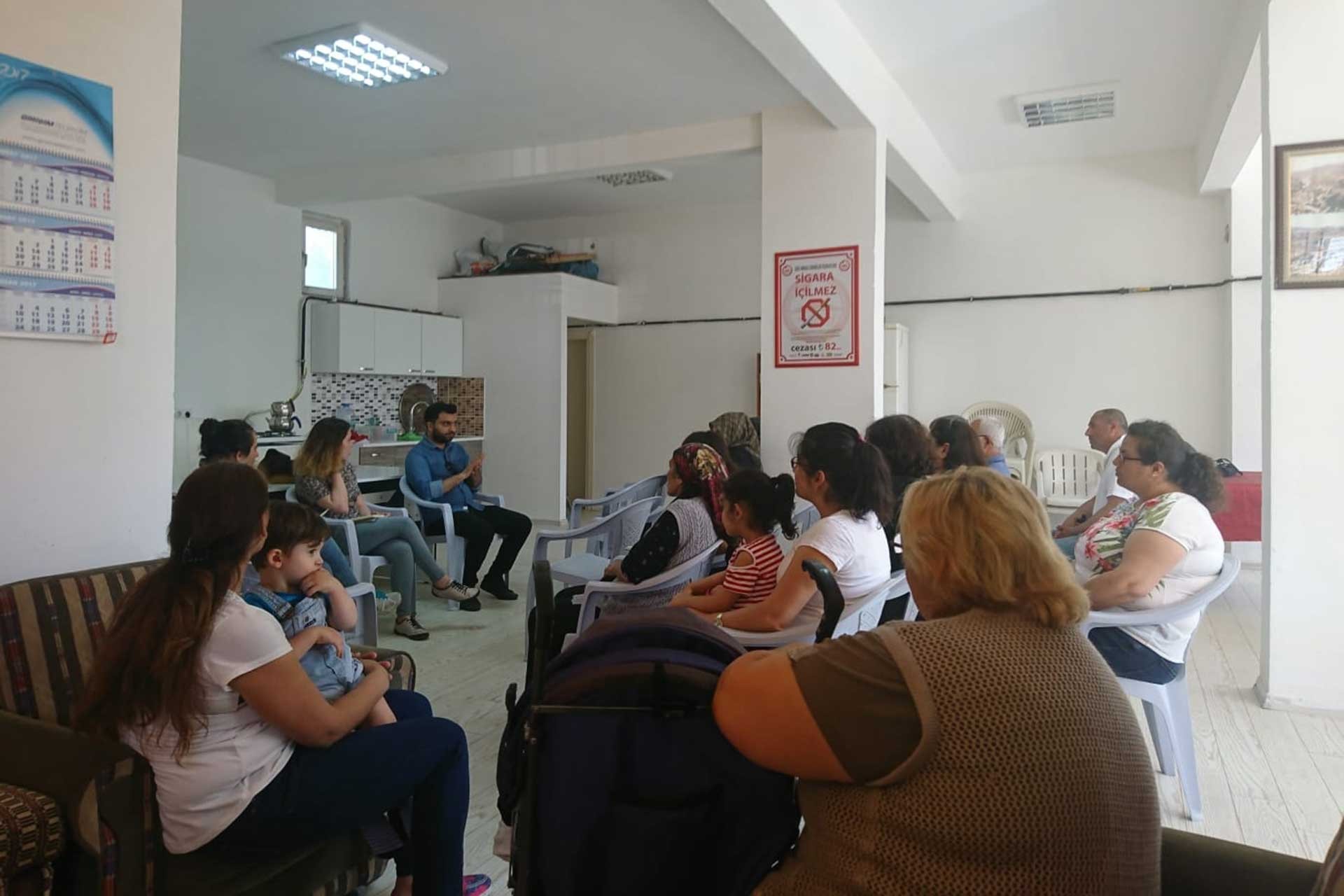 Kocaeli Ekmek ve Gül Kadın Dayanışma Derneği, Körfez’de düzenlediği “çocukların çıkaramadığı ses olmak zorundayız” başlıklı panelde mahalle sakinleriyle bir araya geldi