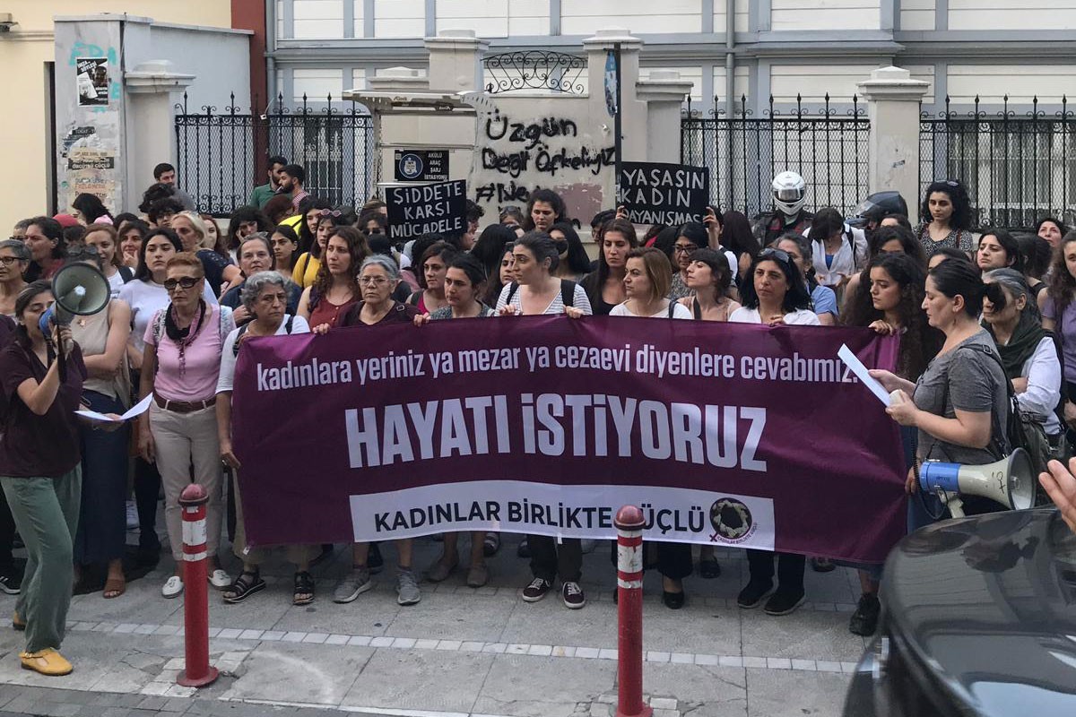 Kadın cinayetleri için gerçek adalet isteyen kadınlar Kadıköy'de yürüdü