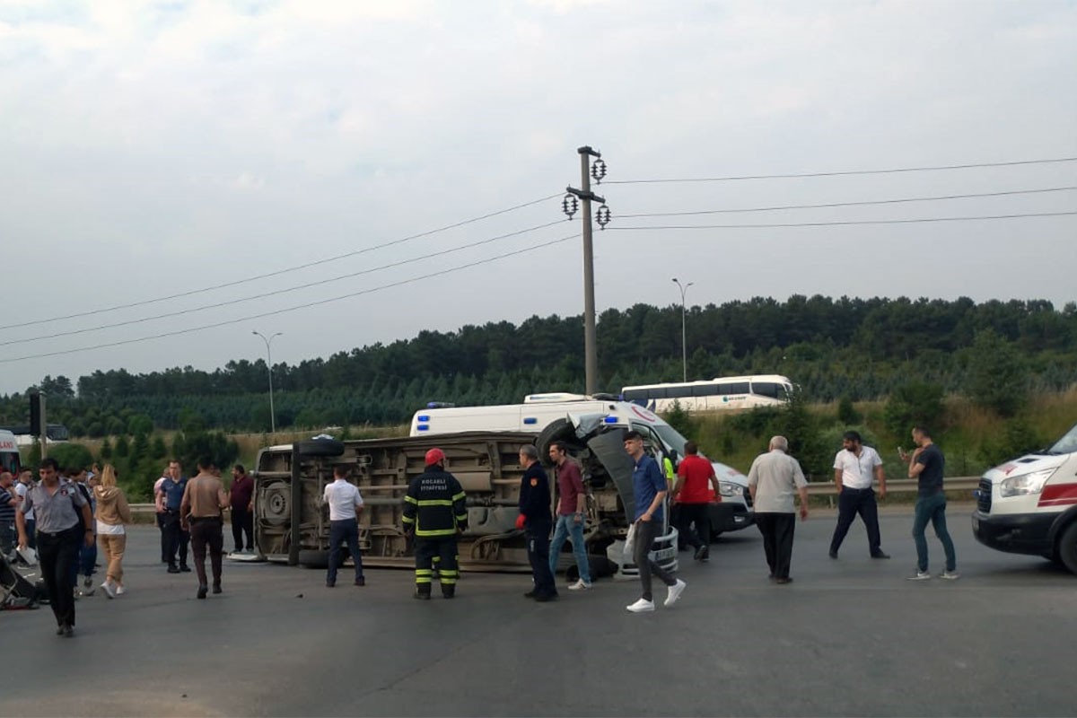 İşçileri taşıyan minibüs devrildi: 9 yaralı