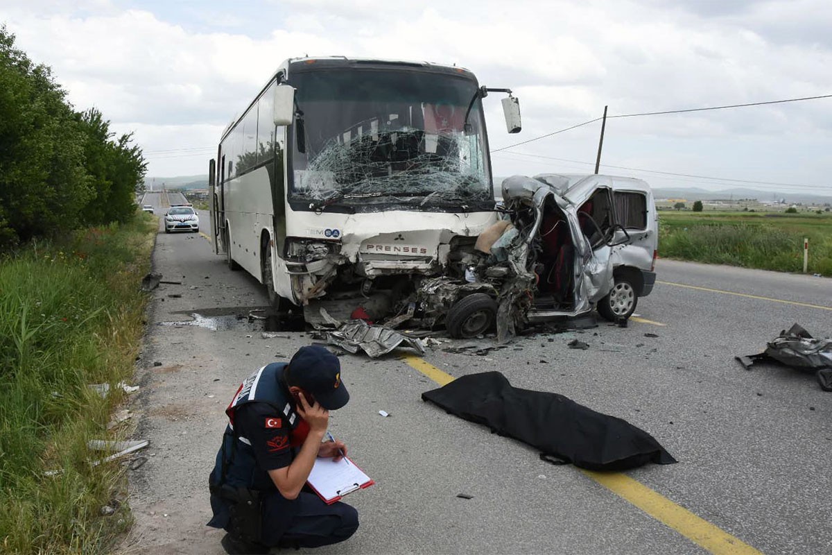 Hafif ticari araç, işçileri taşıyan otobüse çarptı: 1 ölü, 2 yaralı