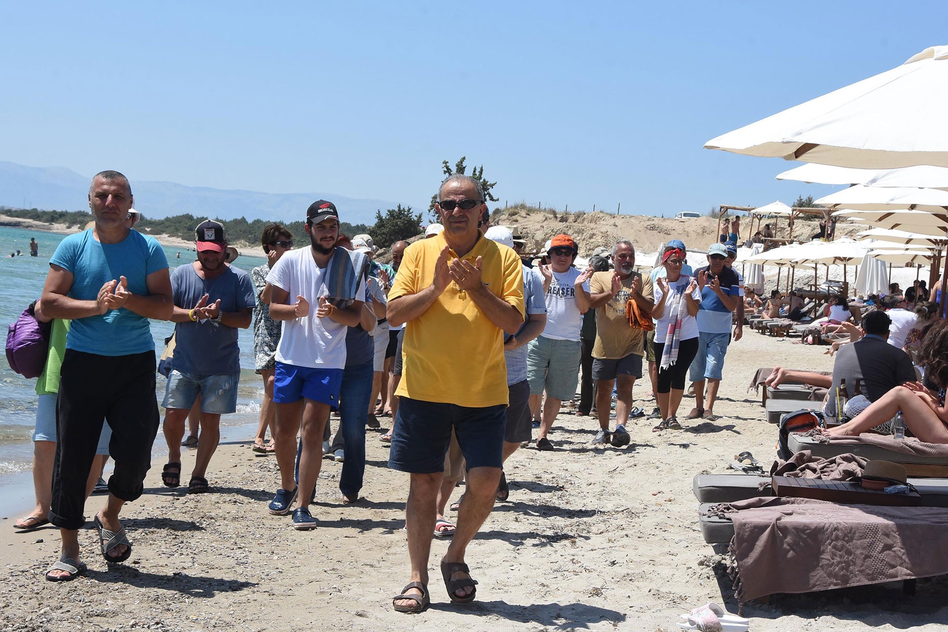 Çeşme Azmak Koyu'nda daha önce halkın ücretsiz olarak kullandığı plajın bir şirket tarafından kapatılarak ücretli hale getirilmesi protesto edildi. 