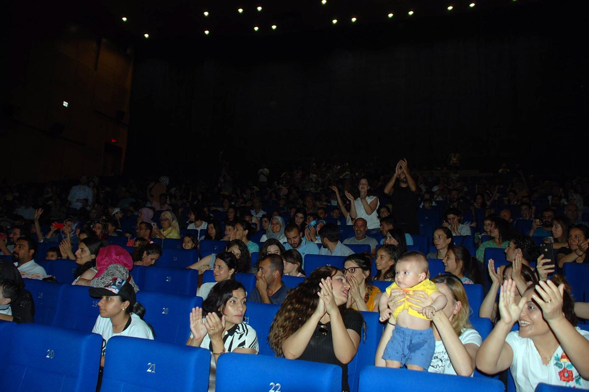 Diyarbakır'da düzenlenen Sur Çocuk Festivali, halkın büyük ilgisiyle karşılandı