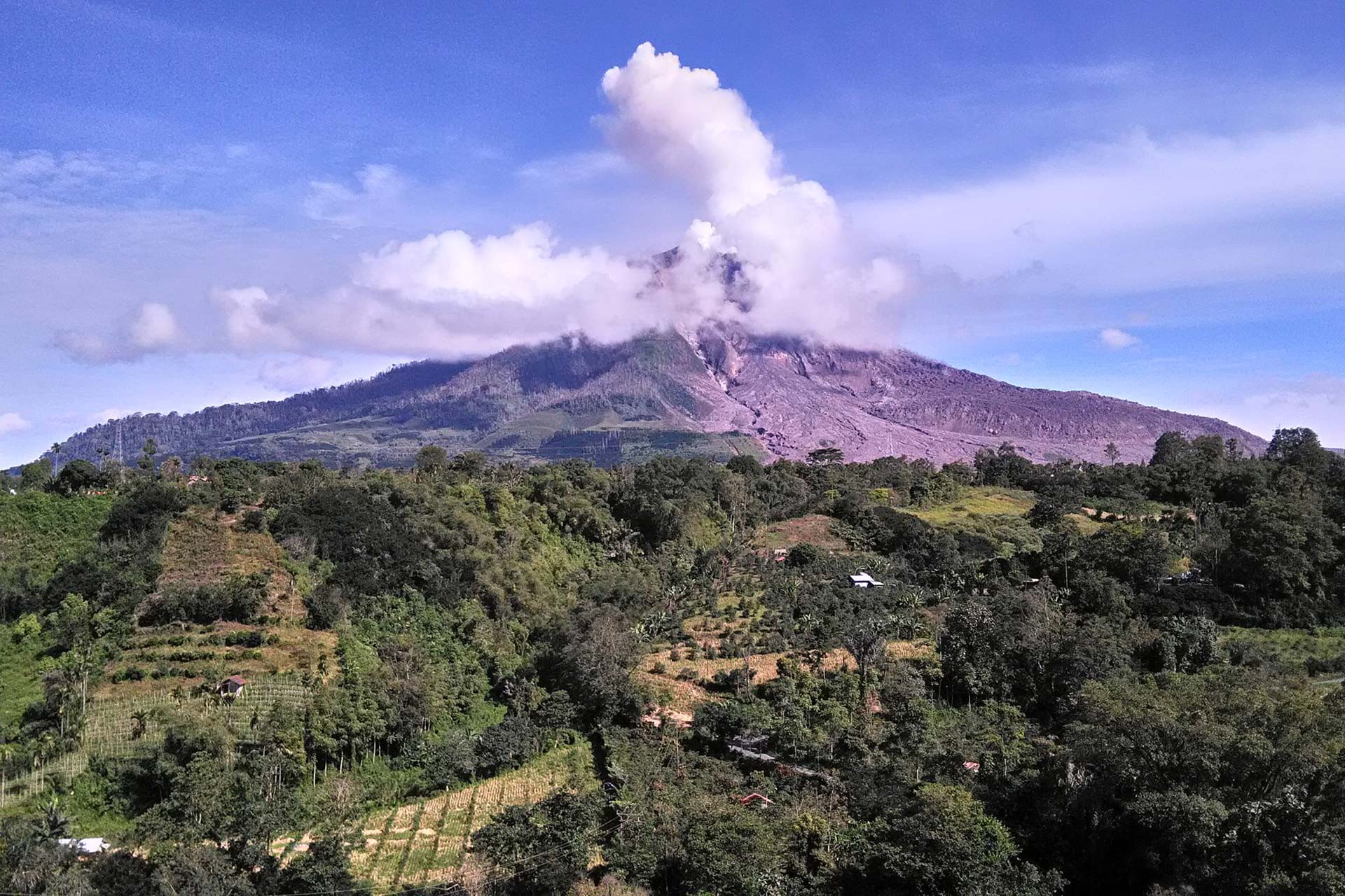 Endonezya'daki Sinabung Yanardağı'nda patlama yaşandı