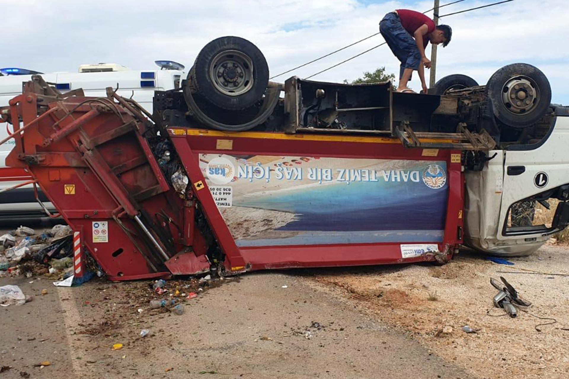 Antalya Kaş'ta çöp kamyonu devrildi, 3 işçi yaralandı