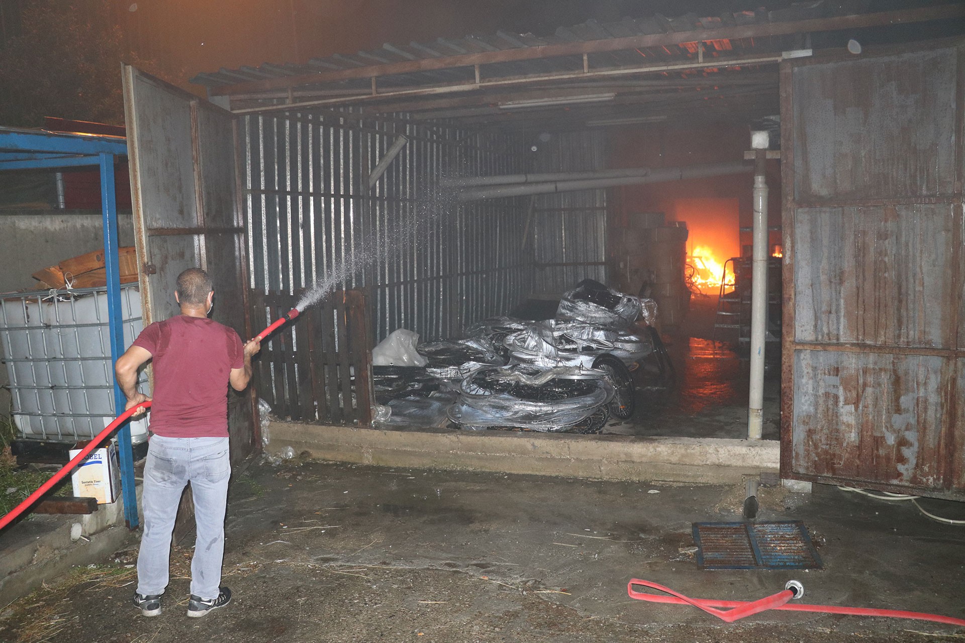 Tarsus'ta bisiklet ve motosiklet üretim fabrikasında yangın