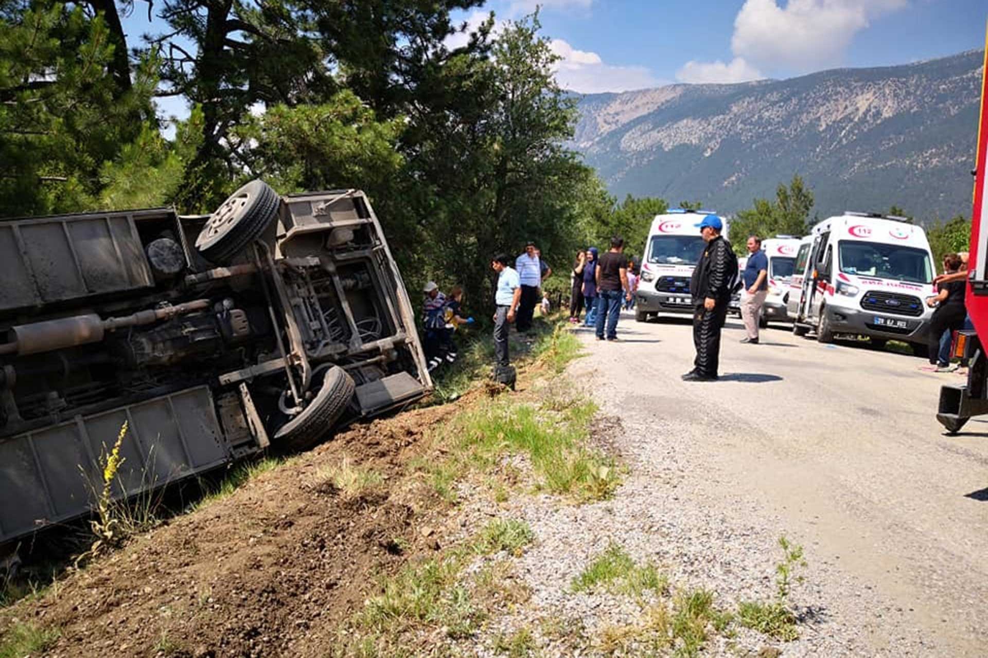 Denizli'de öğretmenler ve çocukları taşıyan midibüs devrildi: 17 yaralı