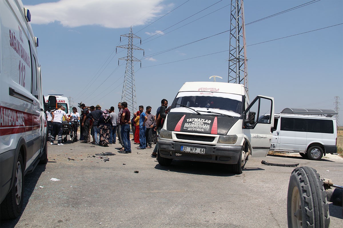 Samsun'da işçi servisi ile kamyonet çarpıştı: 7 yaralı