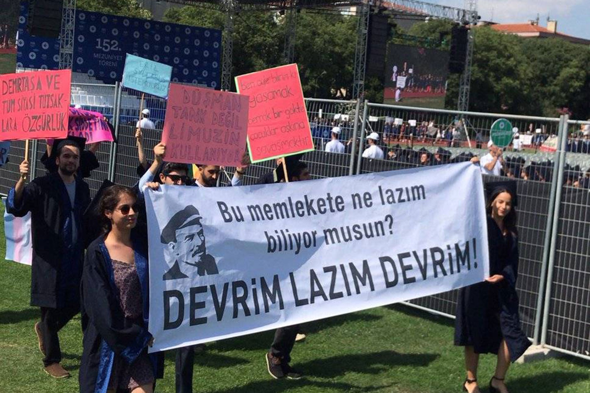 Boğaziçi Üniversitesi mezuniyetinde öğrenciler rektörü protesto etti