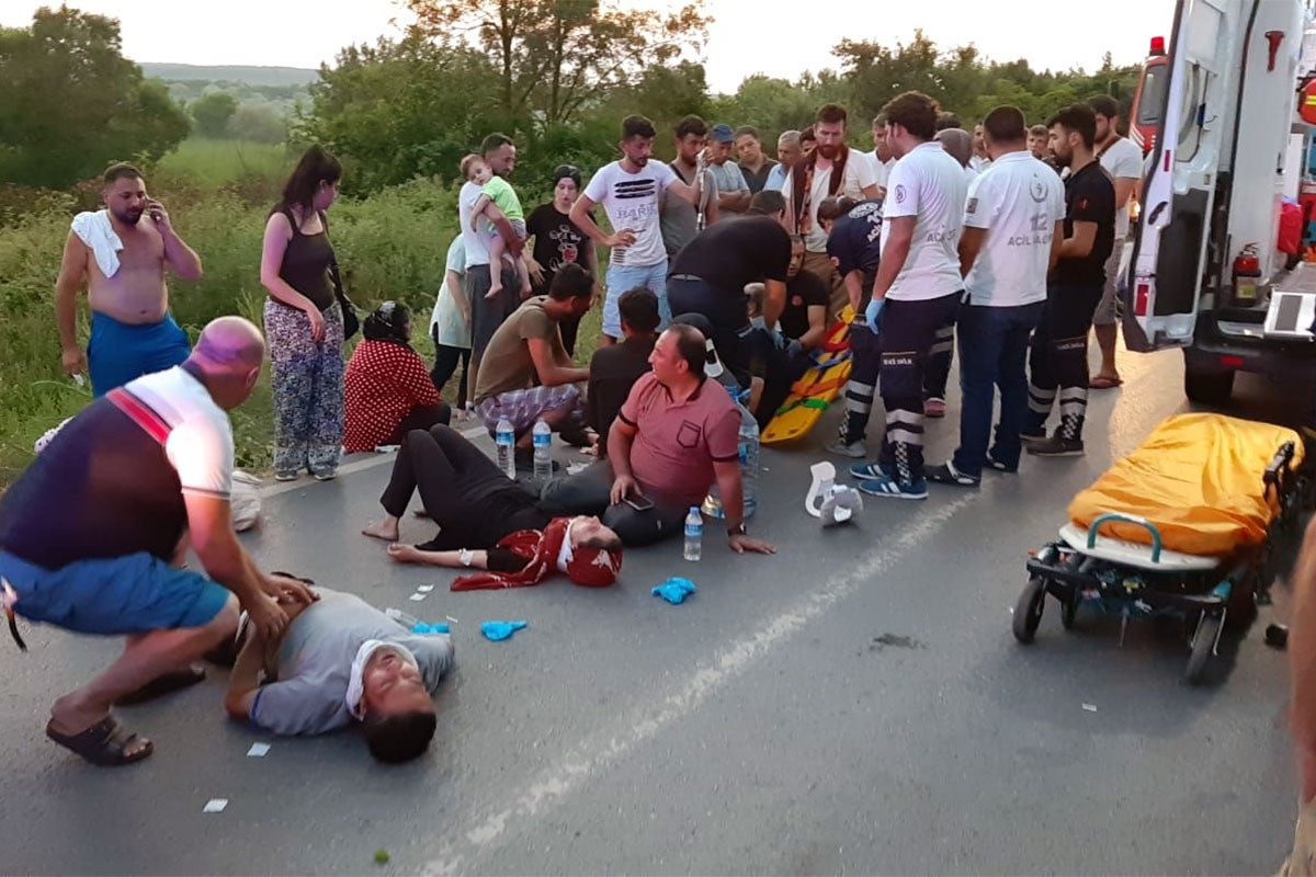 İstanbul Çatalca'da minibüs devrildi: 23 yaralı