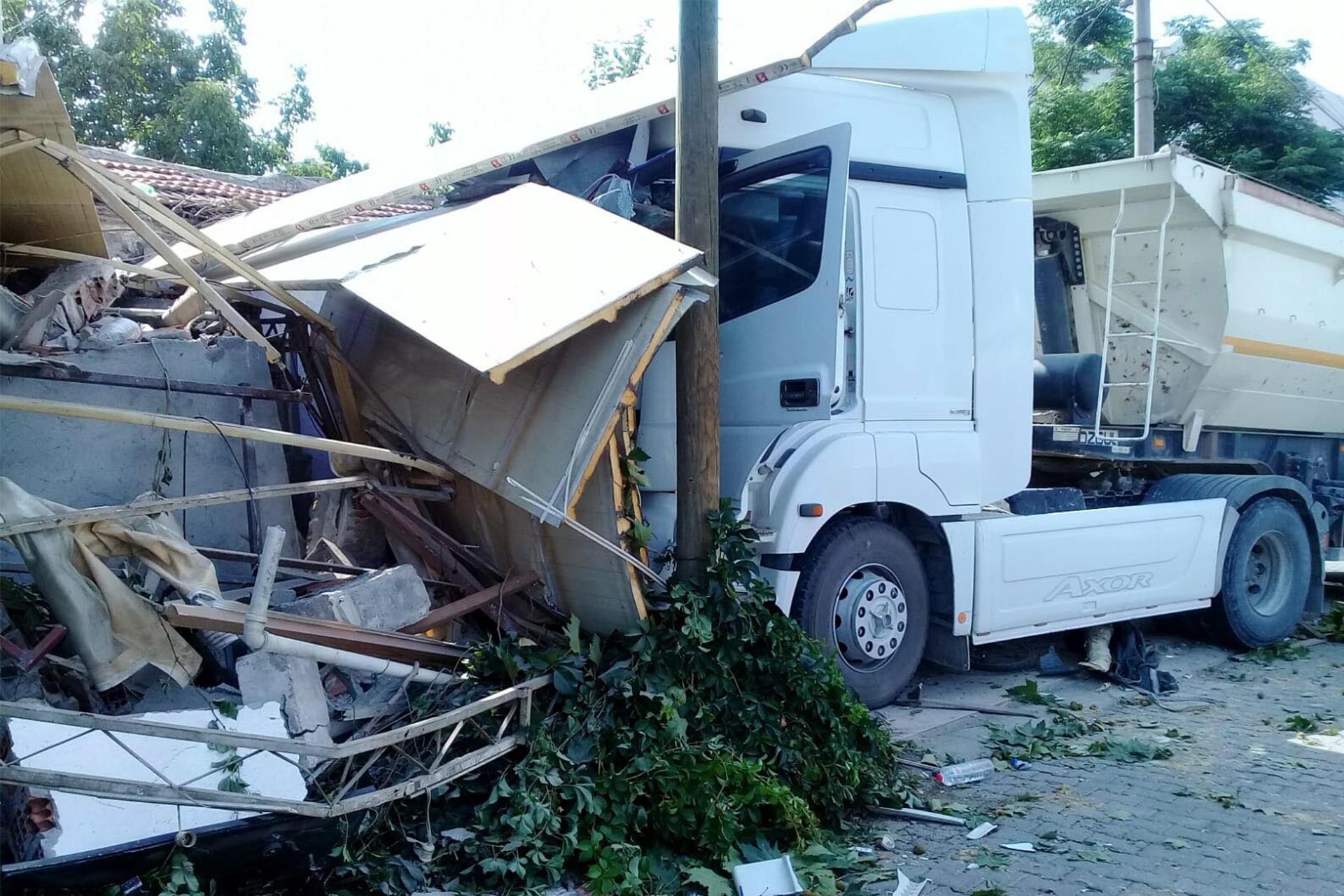 İzmir’de bir tır işçileri taşıyan iki minibüse ve bir yayaya çarptı: 12 yaralı