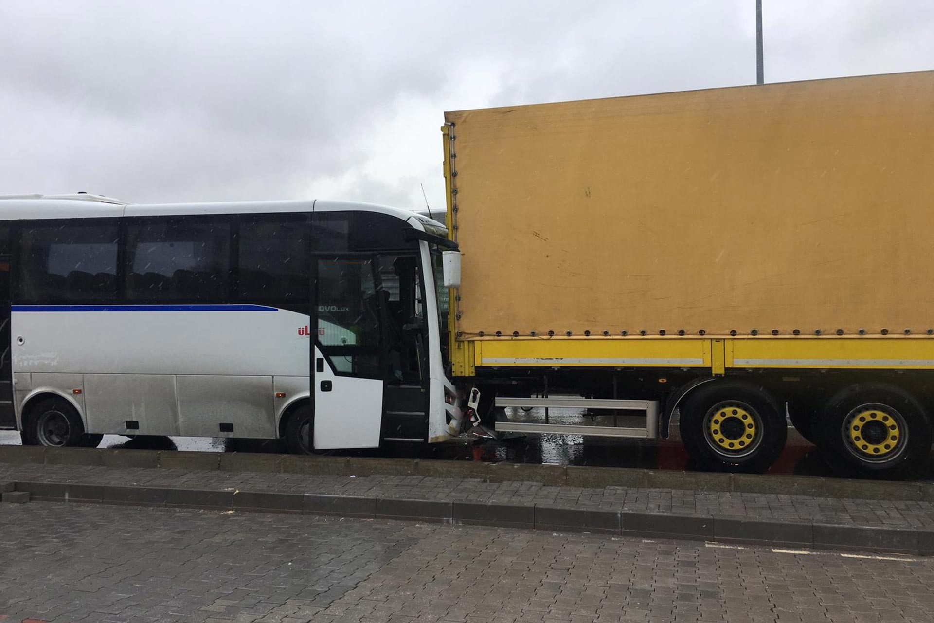 Bandırma’da işçileri taşıyan midibüsle tır çarpıştı: 18 işçi yaralandı