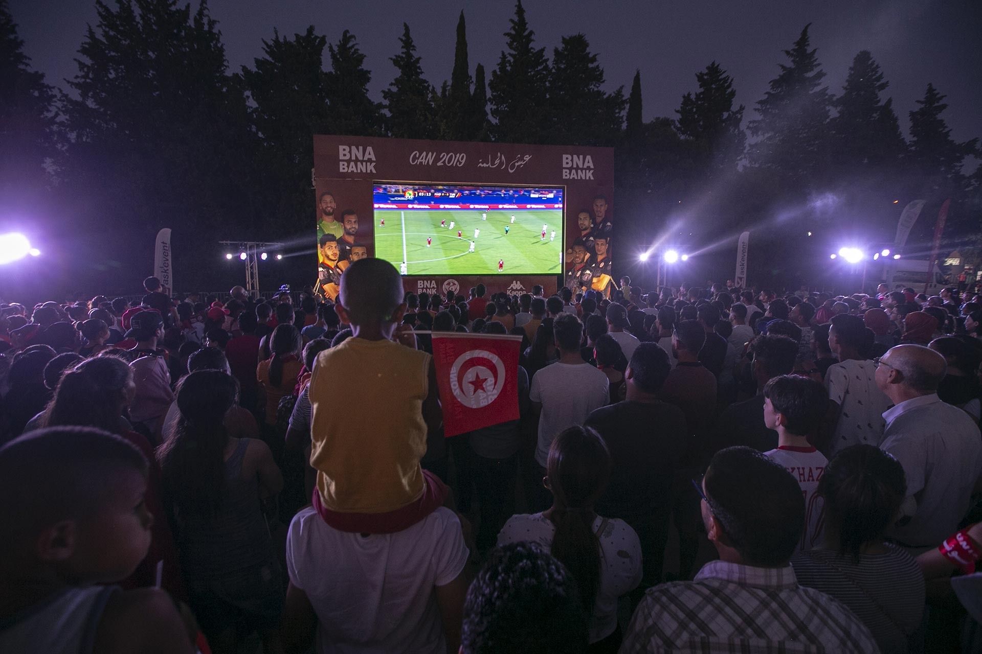 Tunuslu futbolseverler, Madagaskar maçını kurulan dev ekranda izledi