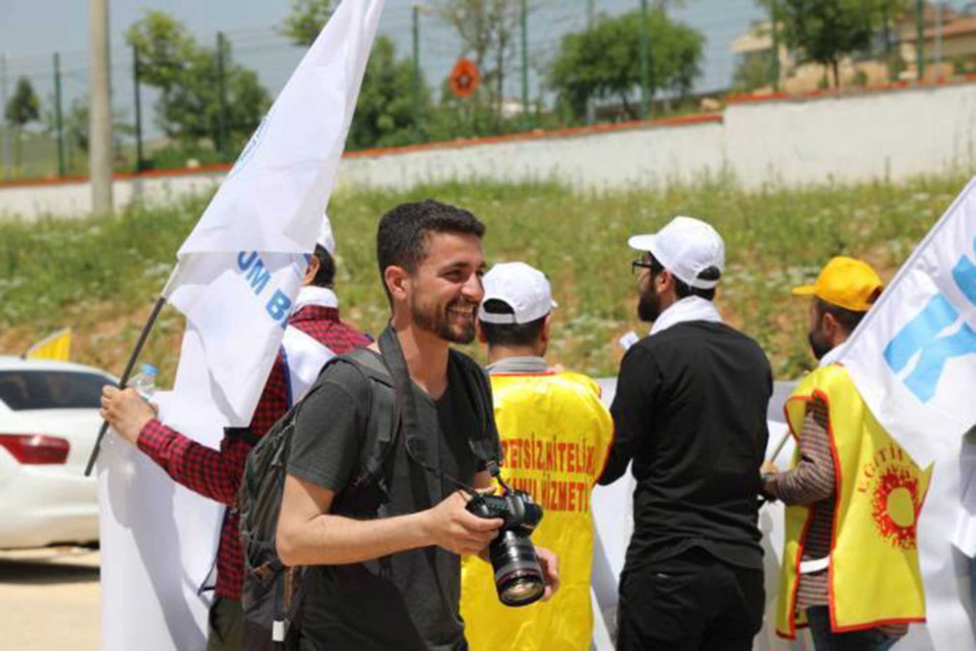 Gözaltındaki MA muhabiri Ahmet Kanbal'a ıslık müdahalesi