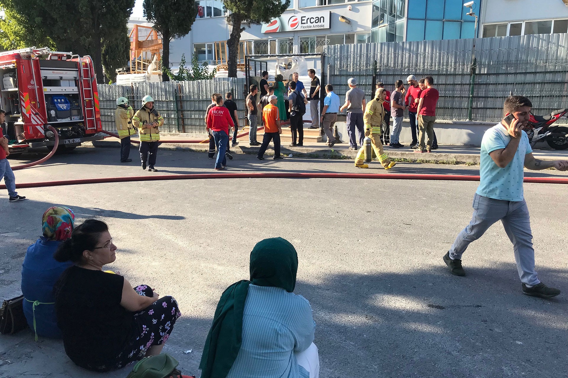 Beylikdüzü'nde fabrika yangını: Çok sayıda işçi dumandan etkilendi