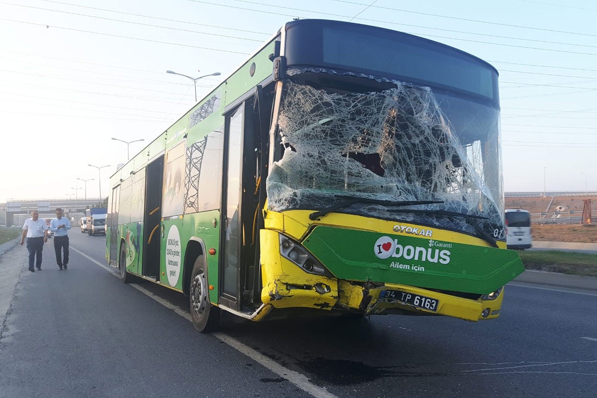  Sultangazi'de İETT otobüsü servis minibüsüne çarptı: 1'i ağır, 6 yaralı