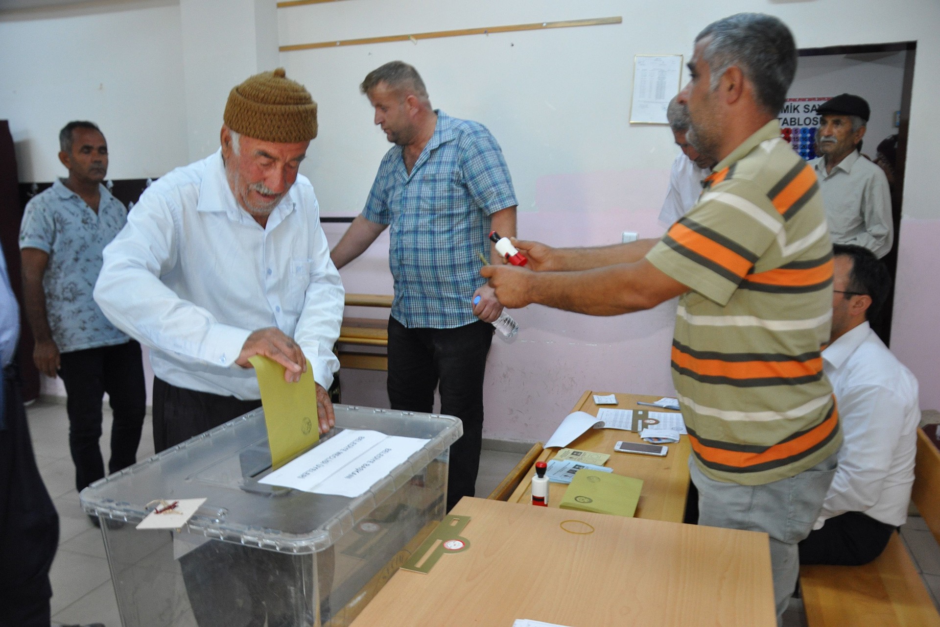 Suvarlı beldesinde yenilenen seçimi AKP adayı kazandı