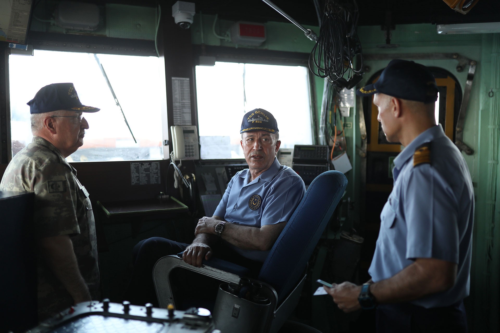 Hulusi Akar helikopterle TCG Gemlik'e indi, Doğu Akdeniz mesajları verdi