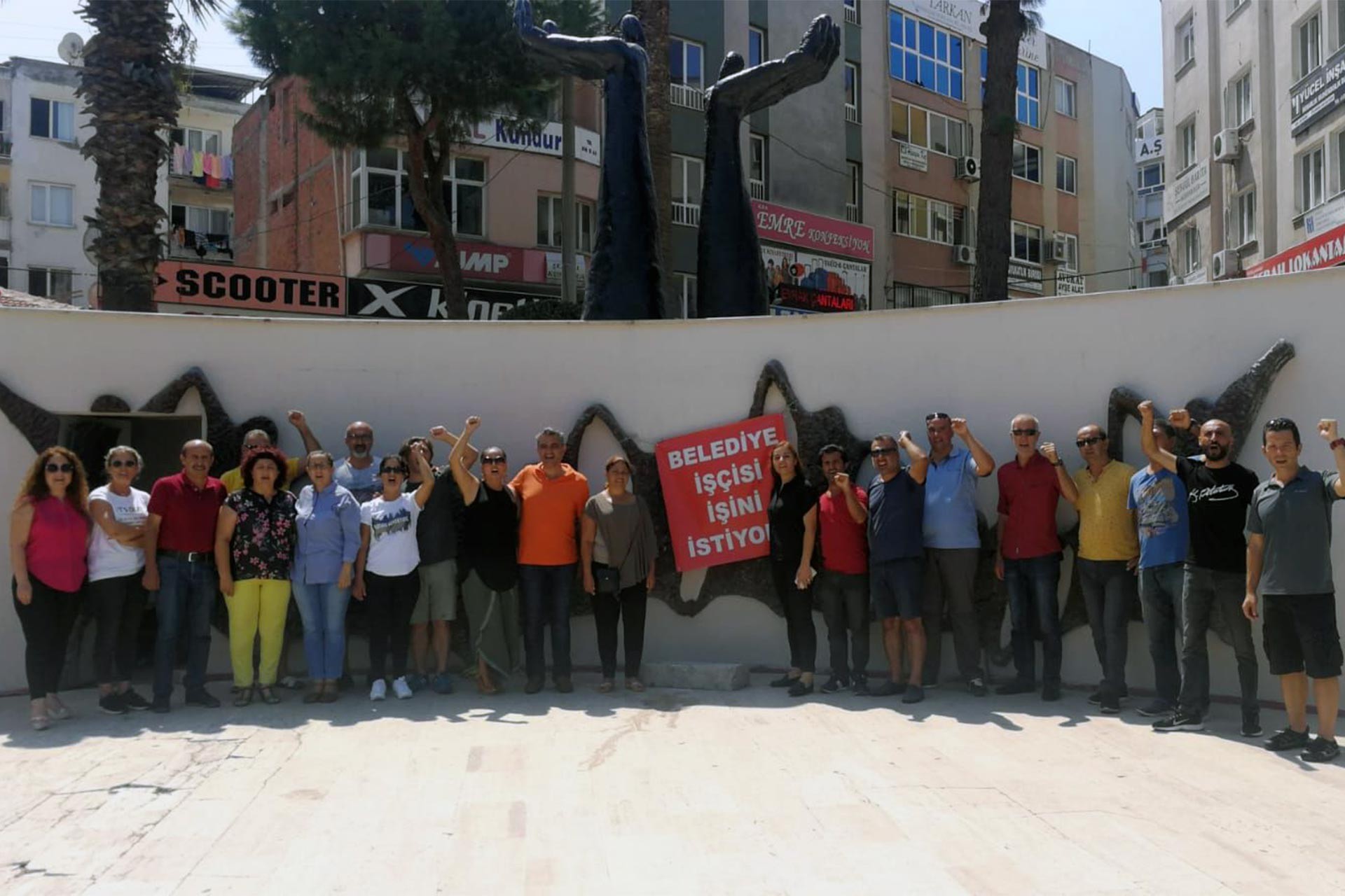 Aliağa Belediyesi işçileri yolu trafiğe kapattı