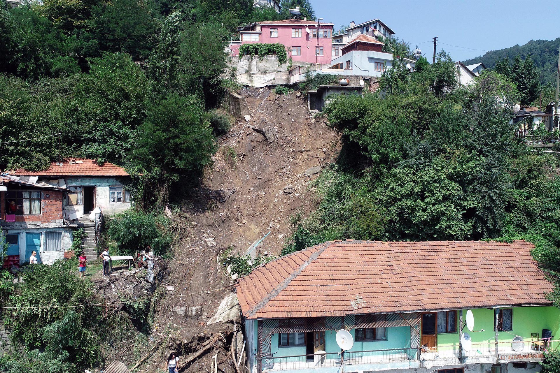 Zonguldak Kozlu’da sağanağın ardından heyelan meydana geldi: 6 ev yıkıldı