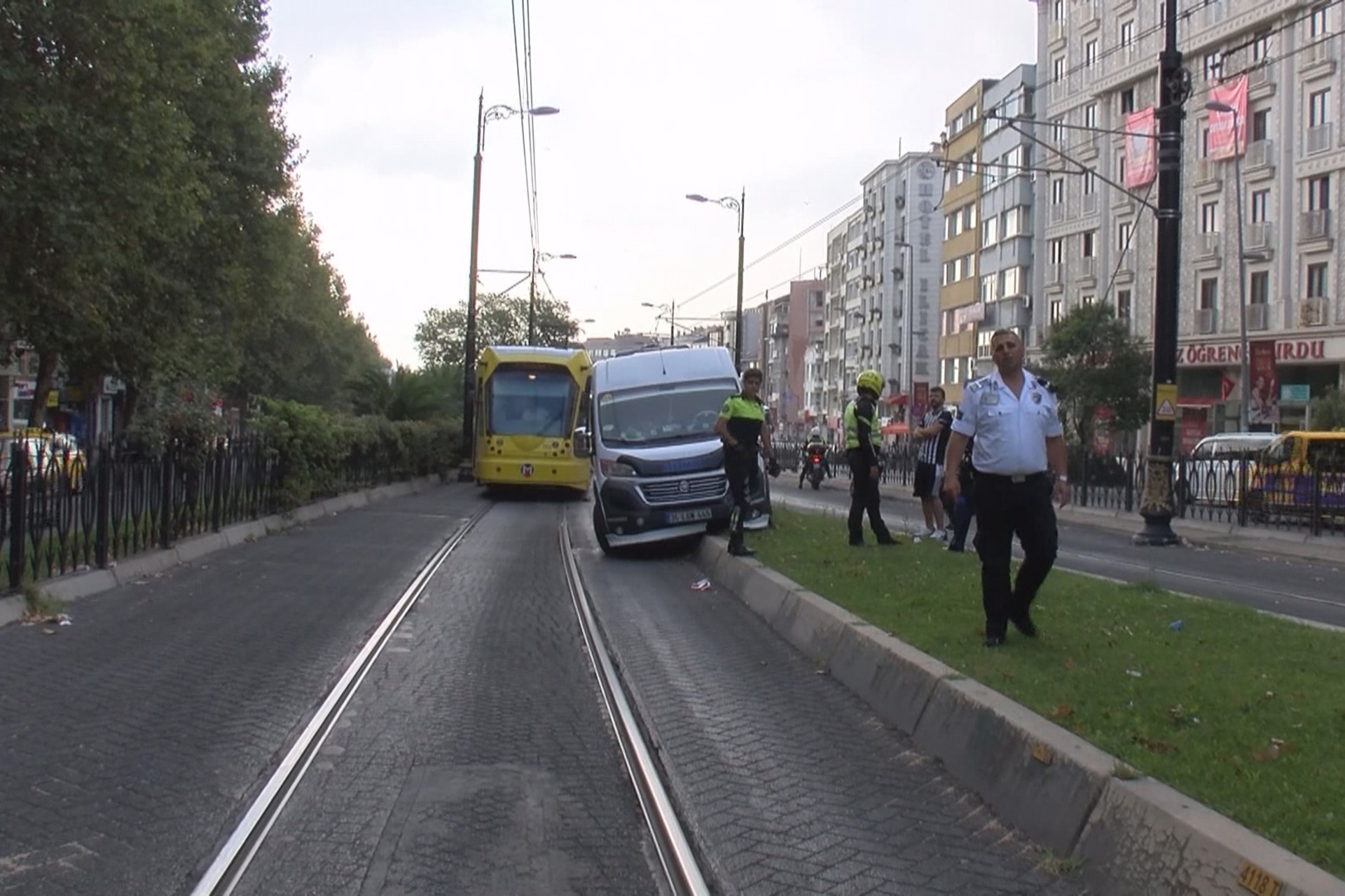 Fındıkzade'de minibüs tramvay yoluna girdi, seferler bir süre durdu