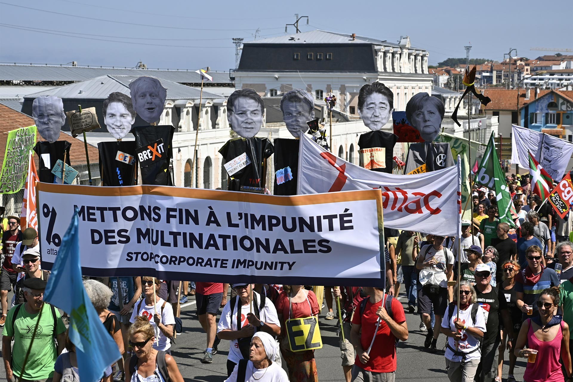 G7 Zirvesi protestolarla başladı: Liderler akşam yemeğinde, emekçiler sokaklarda