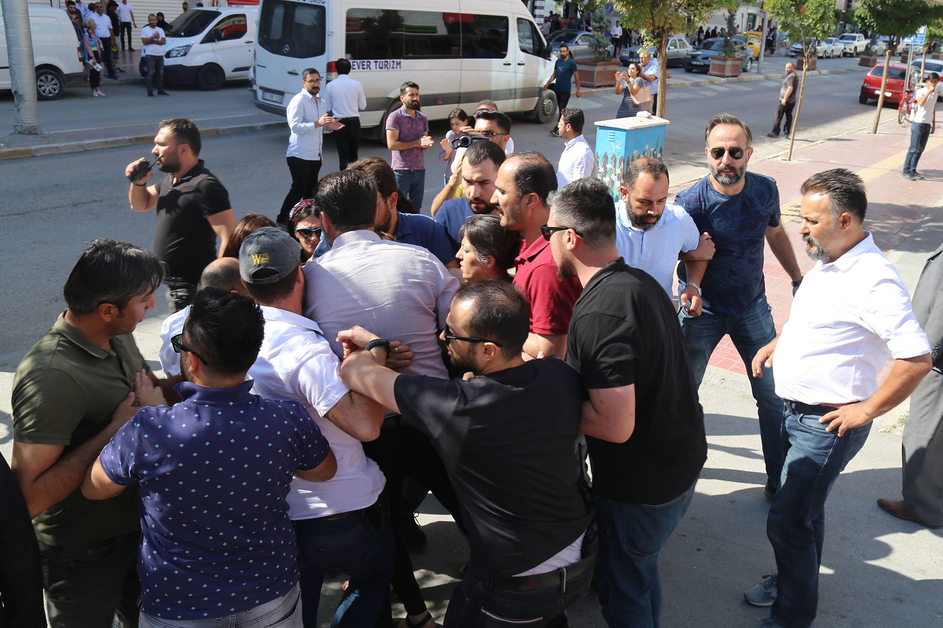 Van'daki kayyum protestolarına polis saldırdı