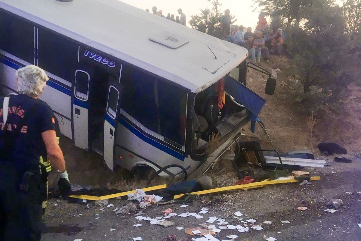 Manisa'da tarım işçilerini taşıyan midibüs şarampole devrildi: 17 yaralı