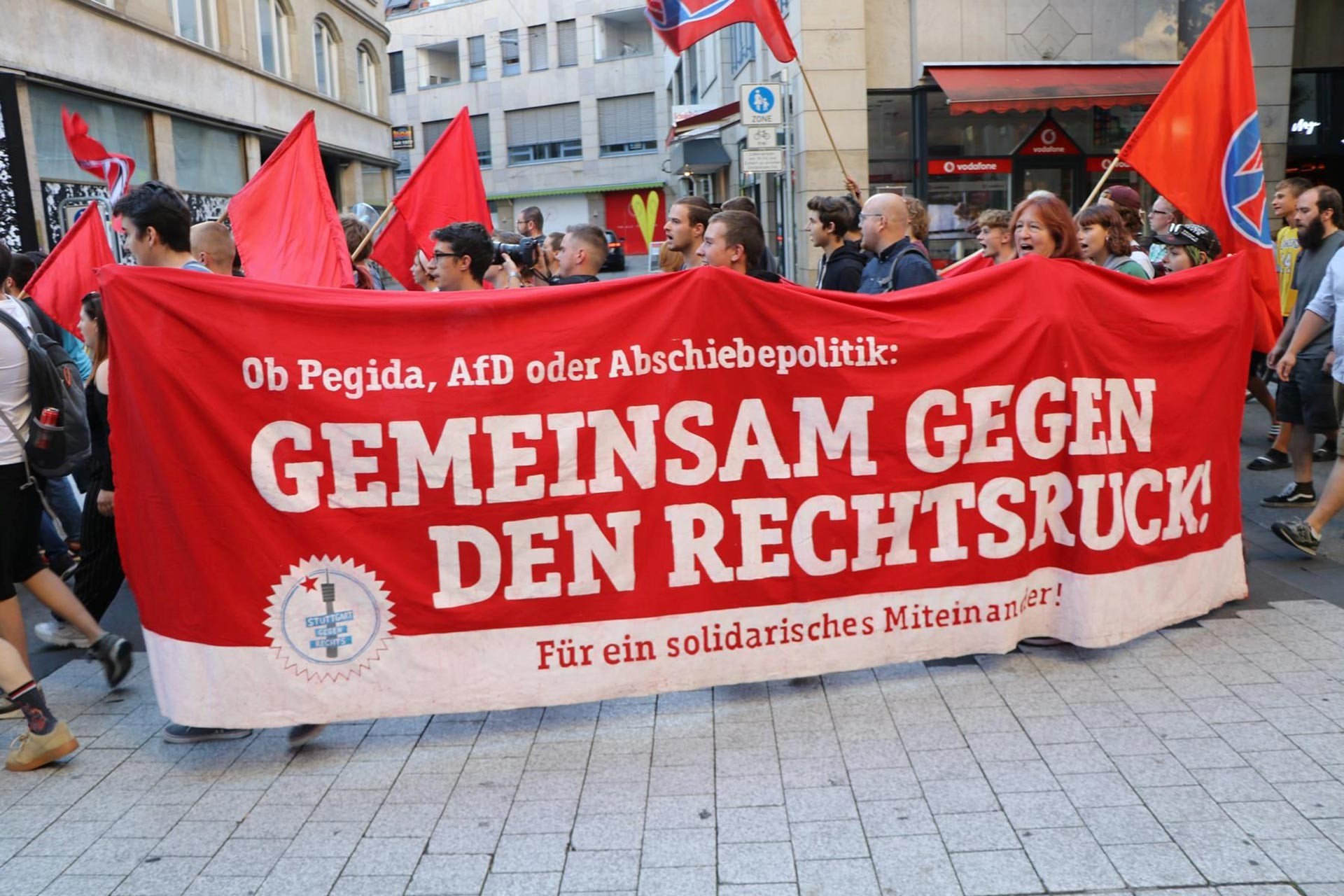 Almanya'da Saksonya ve Brandenburg eyalet seçimlerinde ırkçı partinin güçlenmesine karşı Stuttgart'ta miting ve yürüyüş gerçekleştirildi