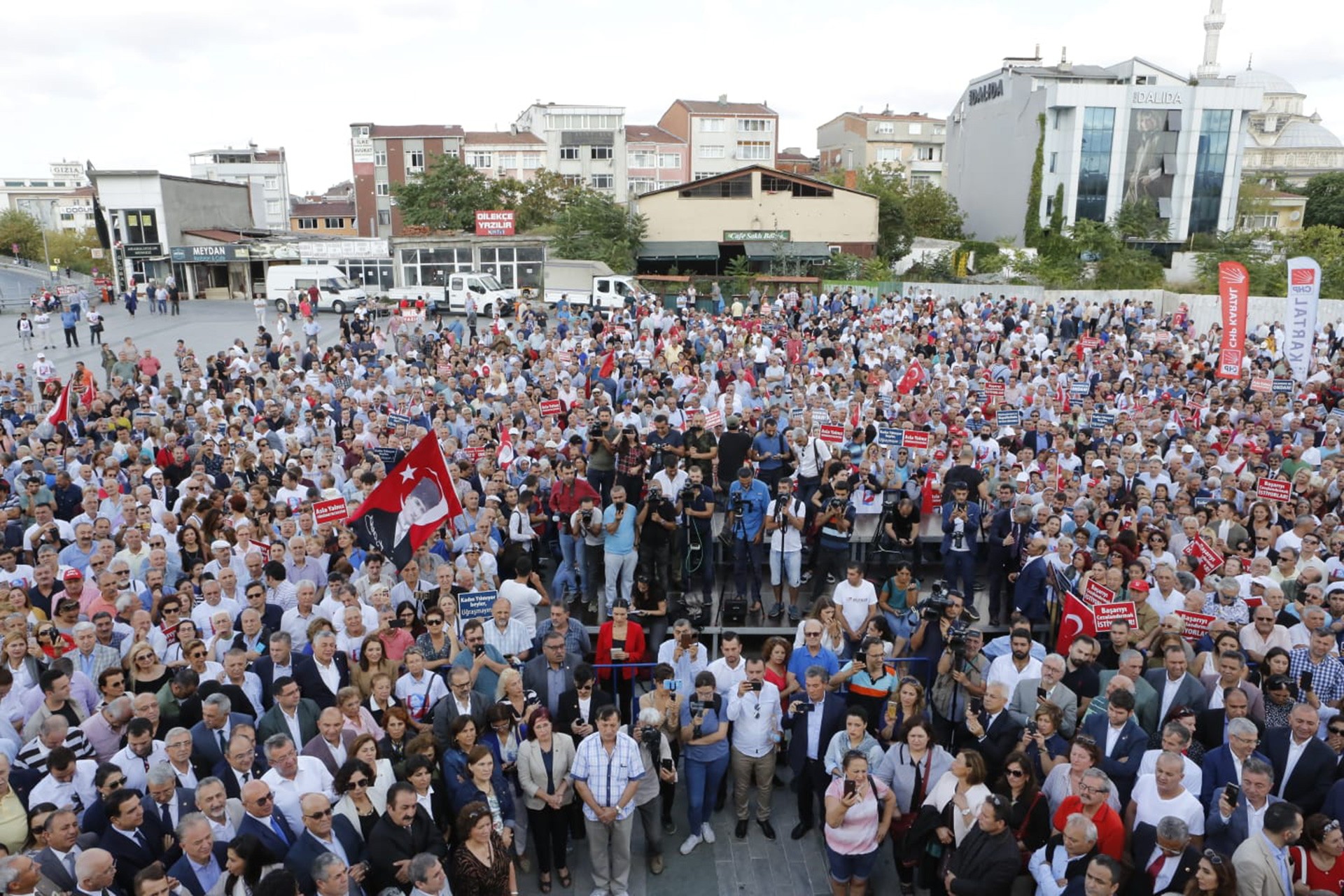 CHP'nin 80 il başkanı, İstanbul İl Başkanı Canan Kaftancıoğlu'na destek için Adliye önünde açıklama yaptı. 