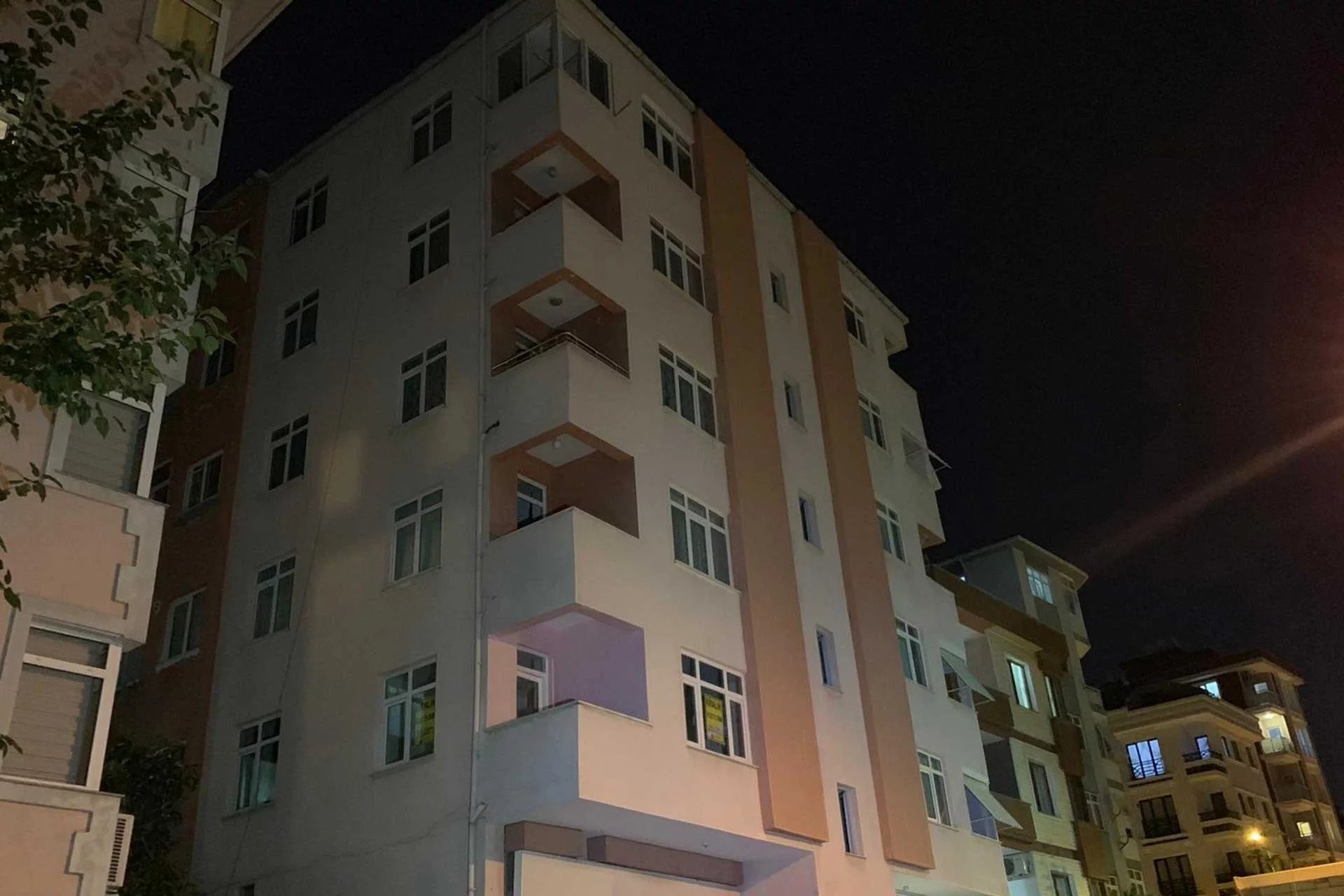 Maltepe'de, kolonlarında çatlaklar oluşan bina boşaltıldı