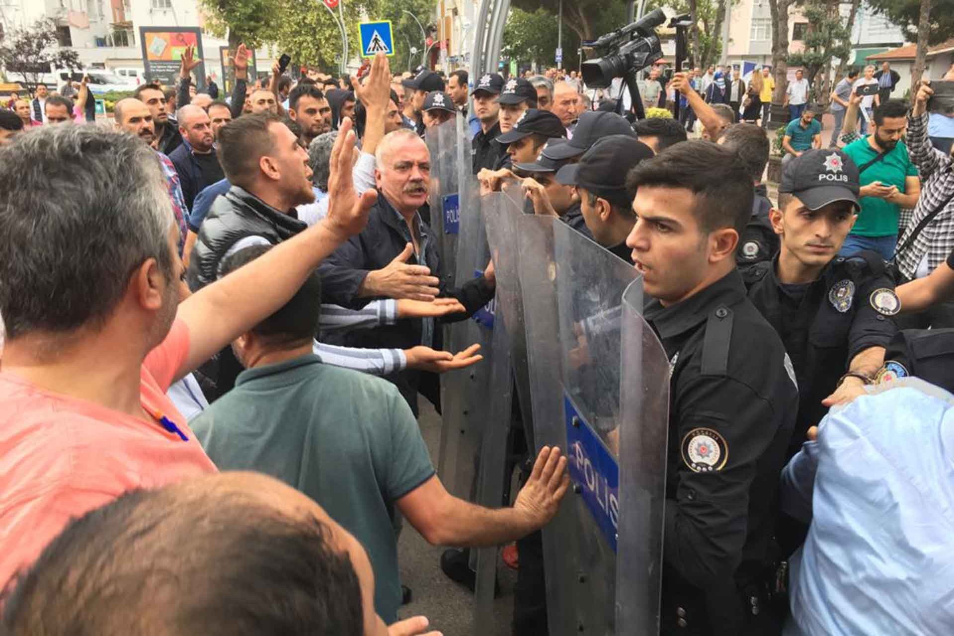 Derince'de polis, belediye binası önünde eylem yapan pazar esnafına biber gazı ile müdahale etti