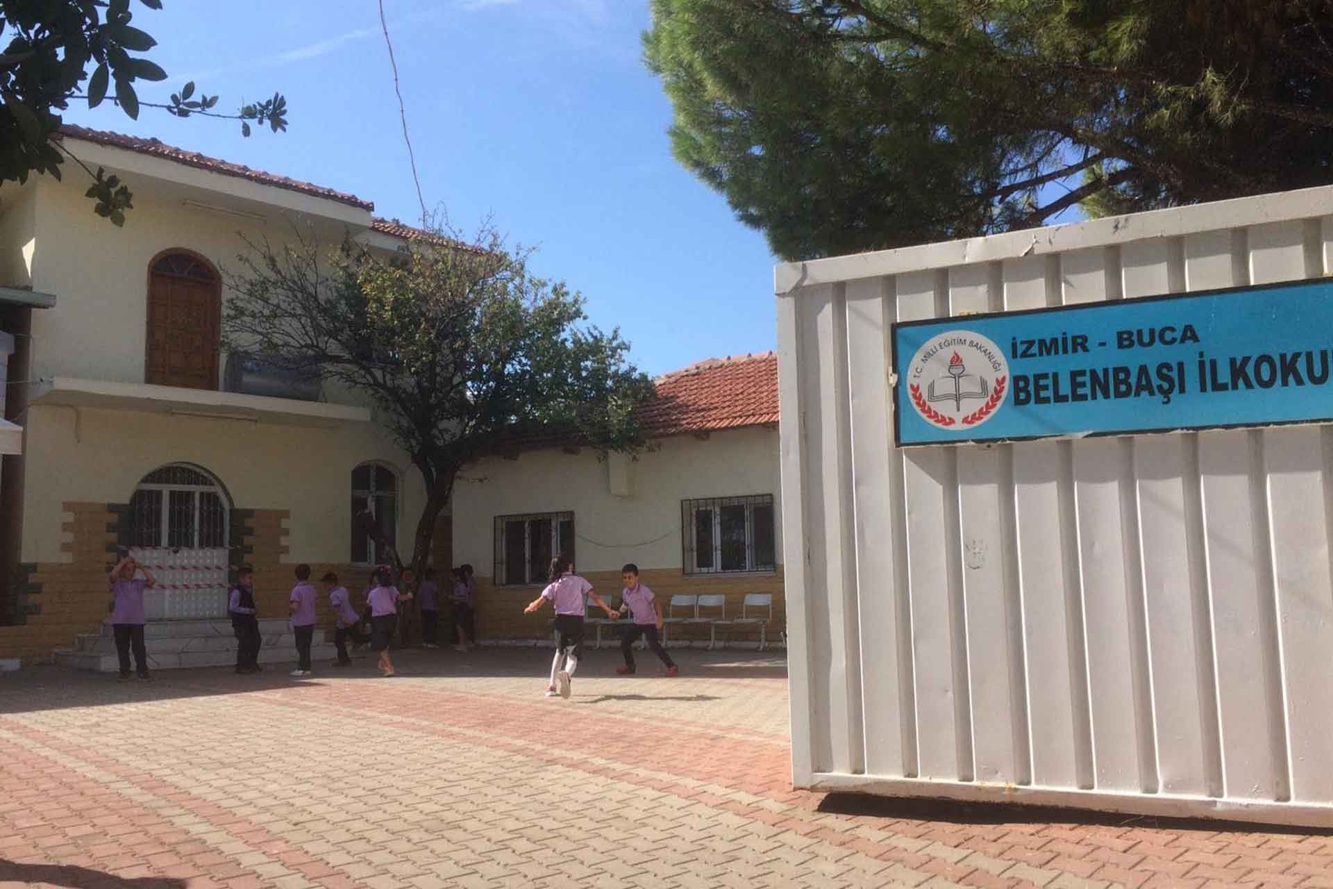 Belenbaşı'da okul inşaatı yarım kalınca öğrenciler cami avlusuna kurulan konteynerlerde eğitim almaya başladı