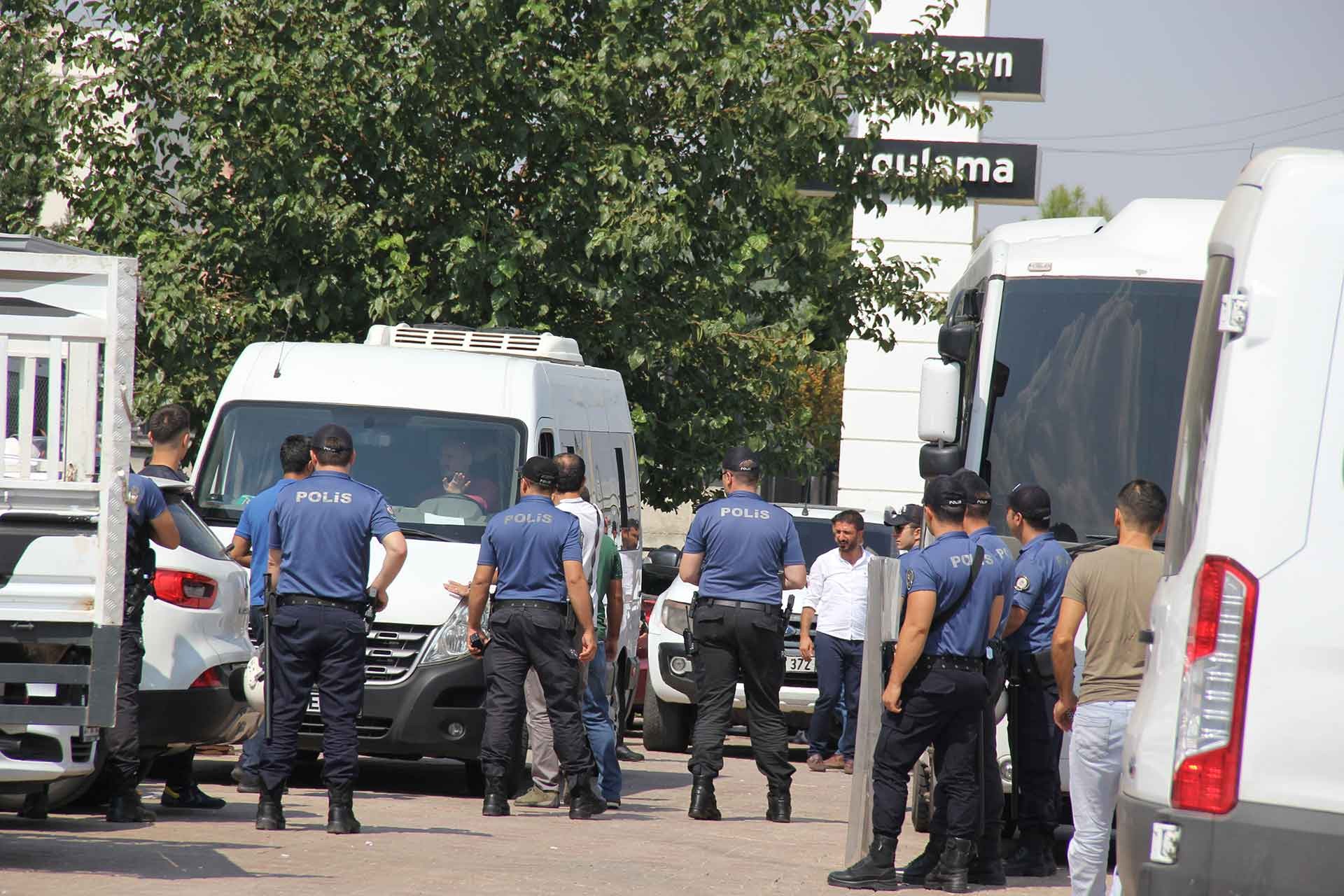 Diyarbakır'da AKP önünde eylem yapan annelerden 5'i gözaltına alındı