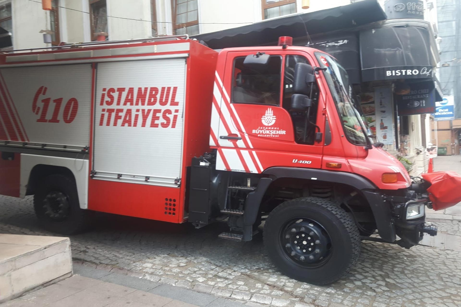 Eminönü'nde bir otelde yangın çıktı, 2 kişi yaralandı