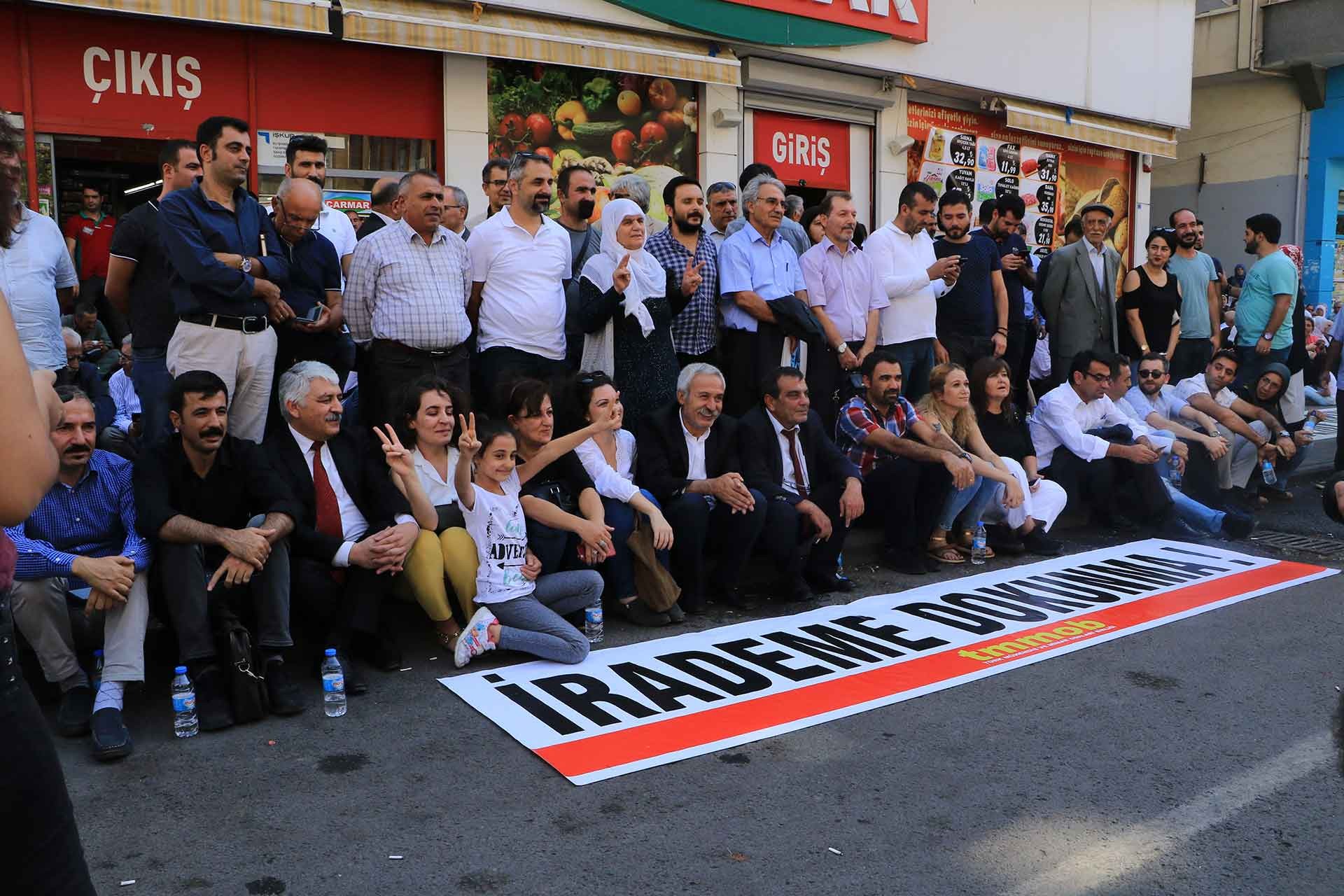 TMMOB'dan kayyum nöbeti eylemine destek: Kayyumlara karşı demokrasinin yanındayız