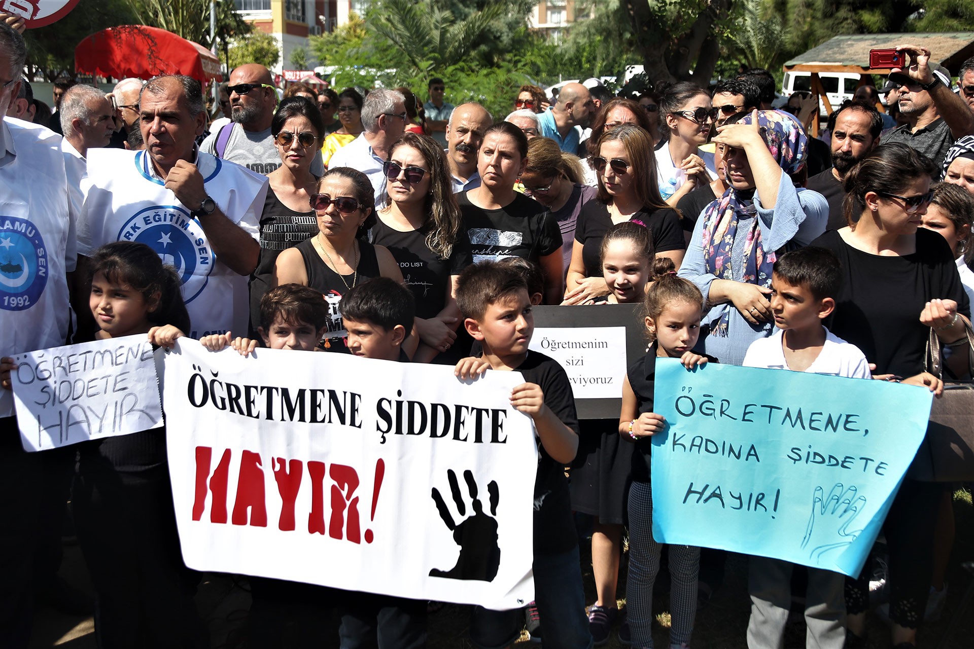 Mersin'de kadın öğretmene yönelik şiddet protesto edildi