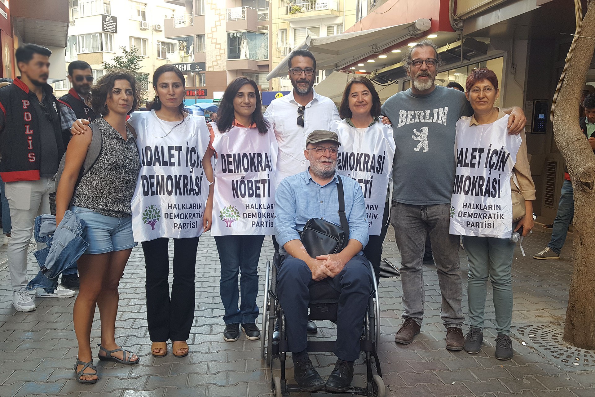 HDP'nin İzmir'de başlattığı demokrasi nöbeti son buldu