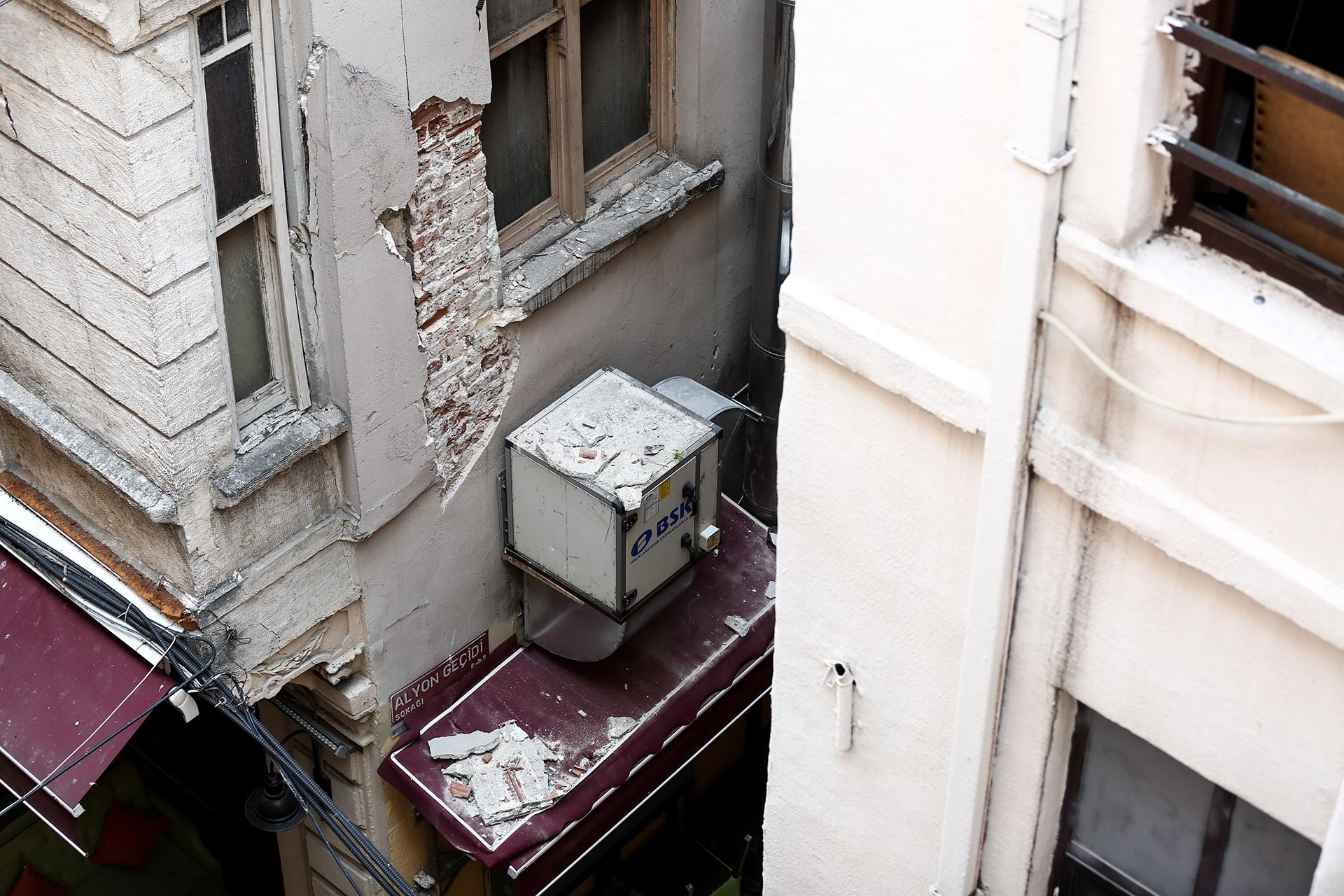 Beyoğlu'da çökme riski bulunduğu belirtilen binada inceleme yapıldı