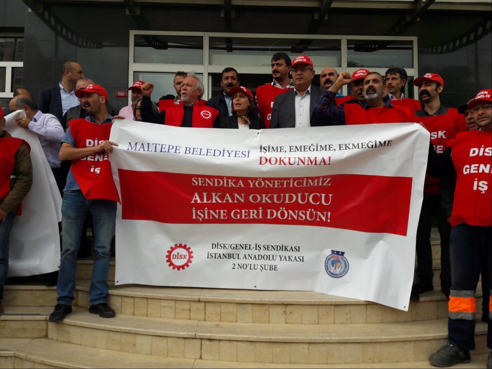 Maltepe Belediyesi işçileri, işten atmaya karşı oturma eylemine başladı