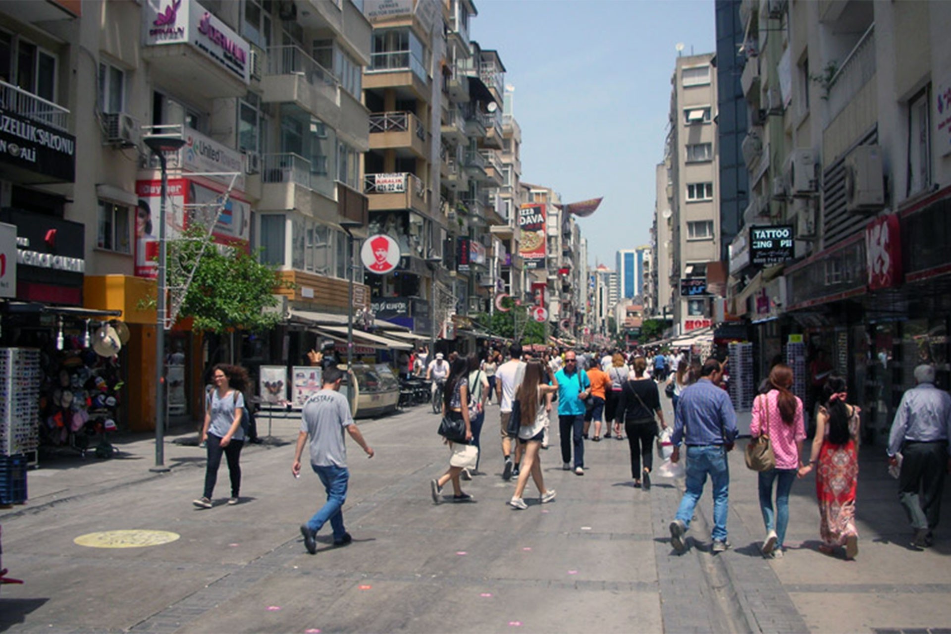 İzmirlilerden barış çağrısı: Savaşla zengin daha zengin, fakir daha fakir oluyor