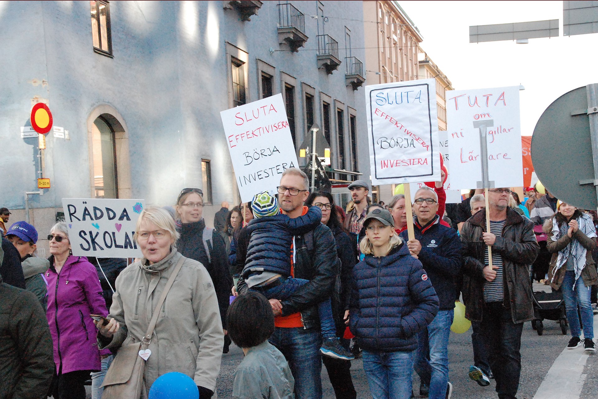 İsveç'te eğitimde kısıntıya gidilmesi kararı 12 kentte protesto edildi