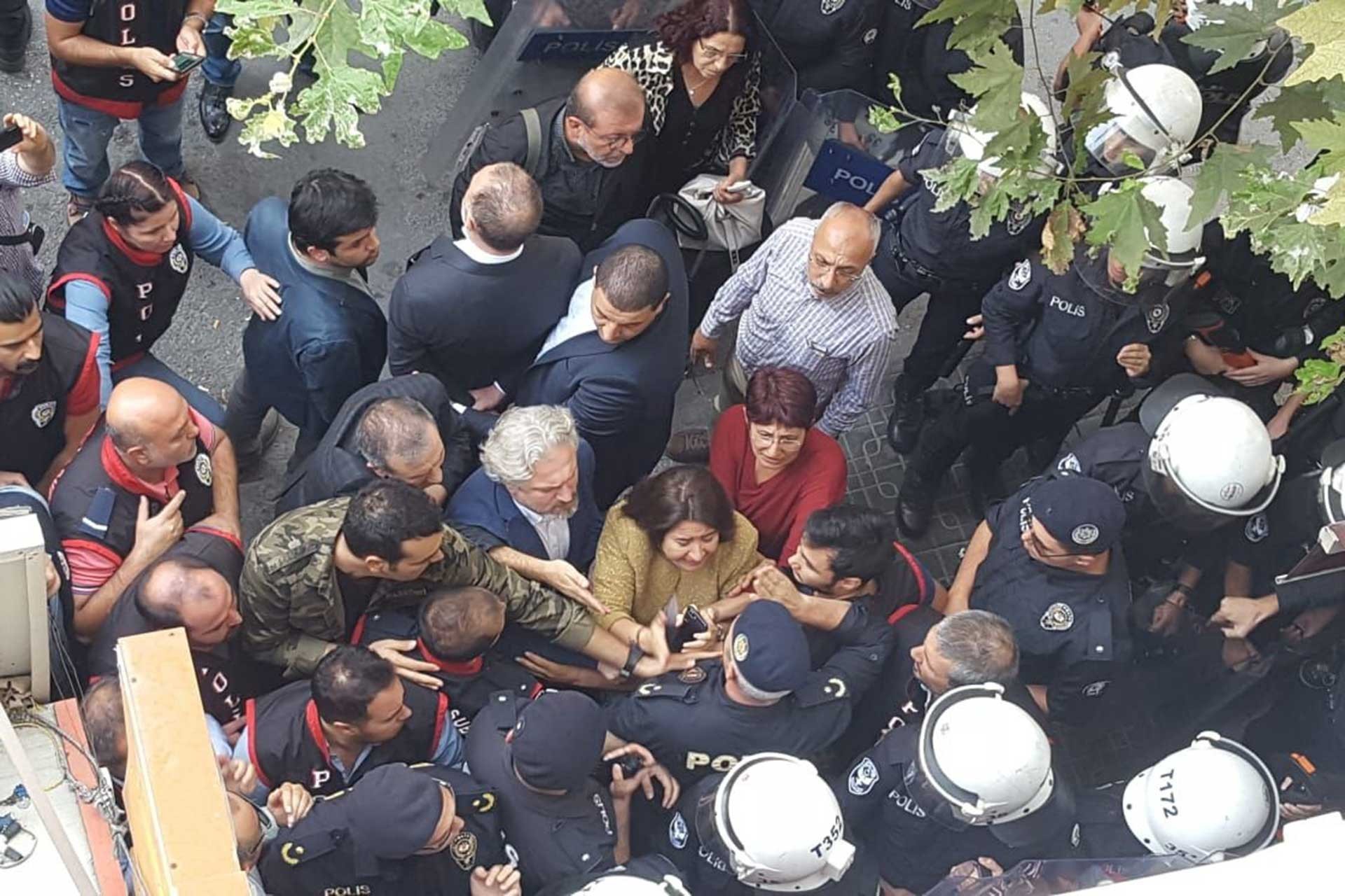 İzmir'de Sezai Temelli’nin katıldığı açıklamaya polis müdahalesi