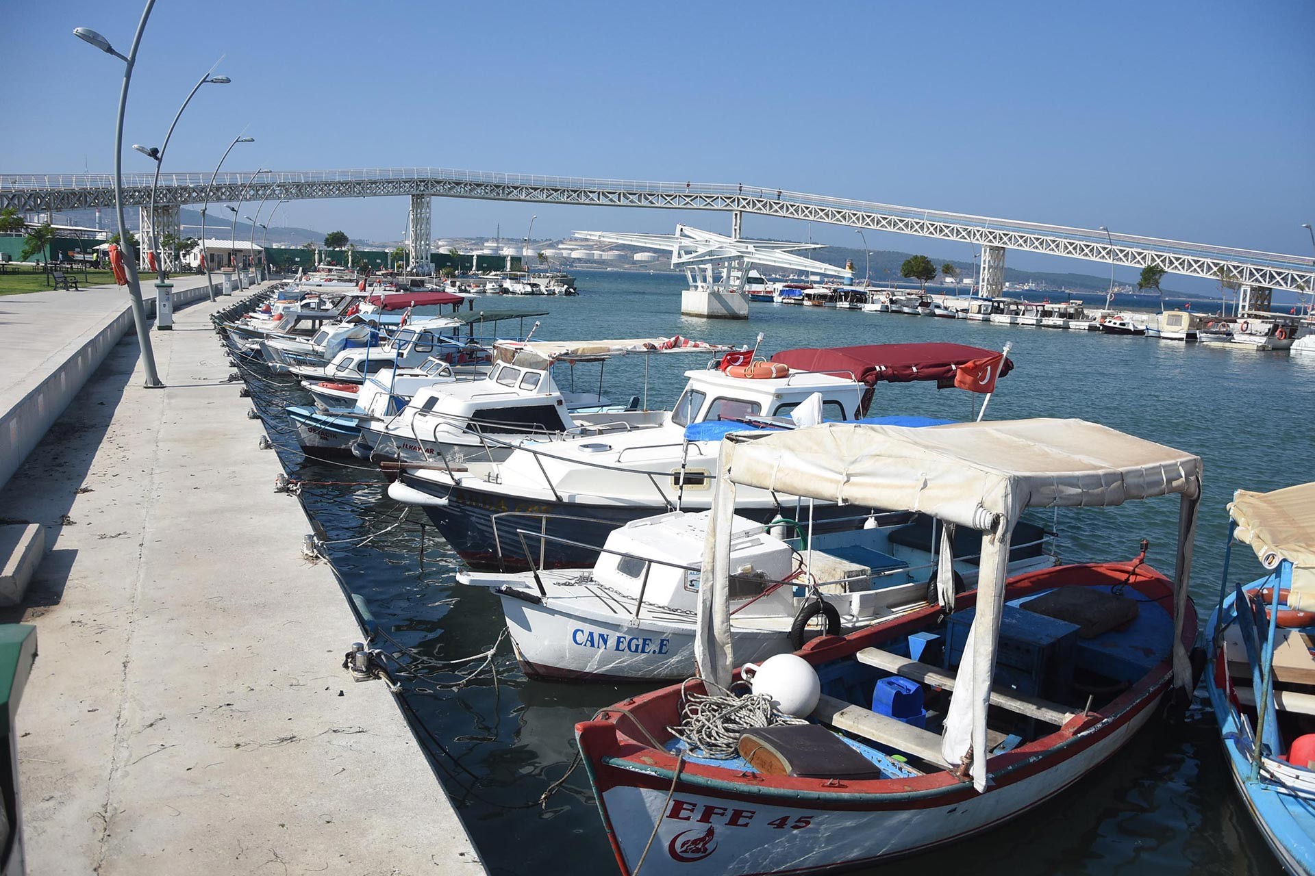 Aliağa'da petrol sızıntısına karşı balıkçılar ve halk uyarıldı