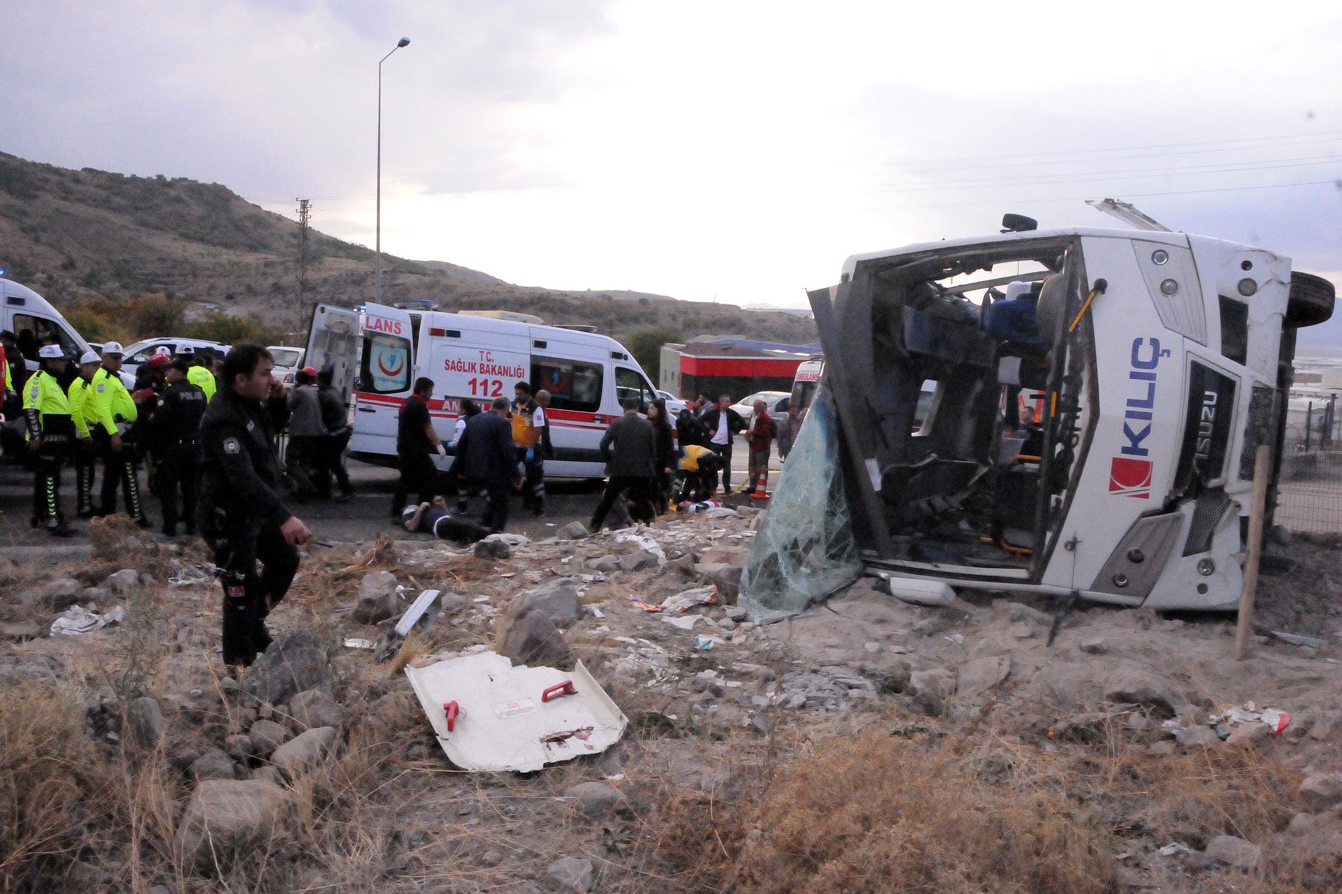 Kayseri'de işçileri taşıyan midibüs devrildi: 20 yaralı