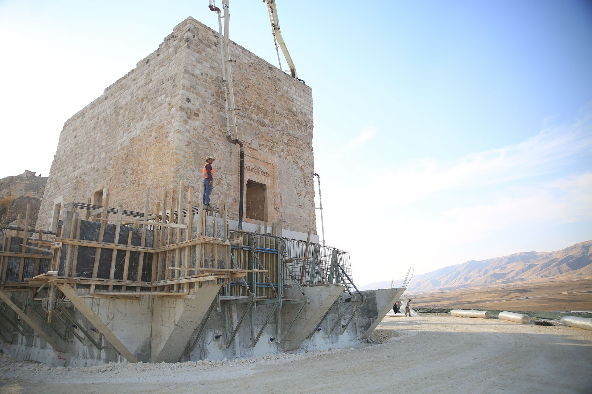 Hasankeyf'teki Küçük Saray 'koruma' adı altında betona gömülüyor