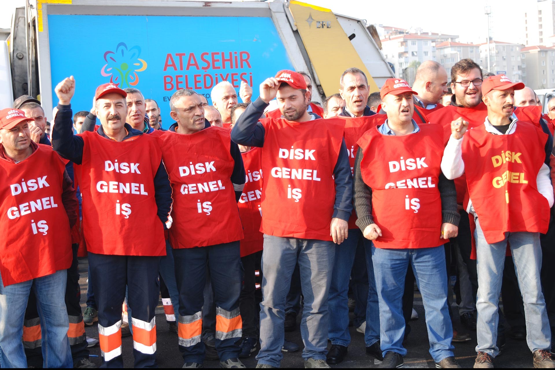 Ataşehir Belediyesinde ücretleri düzenli ödenmeyen işçiler iş bıraktı